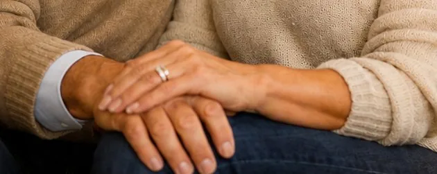 Couple de retraités main dans la main, rente viagère à vie