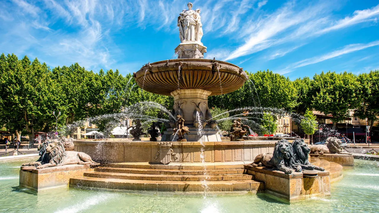La fontaine de la Rotonde, ses lions et les platanes du centre d'Aix-en-Provence