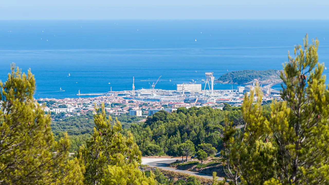 La Ciotat vue des collines, avec la ville, le port, la mer et l'île Verte