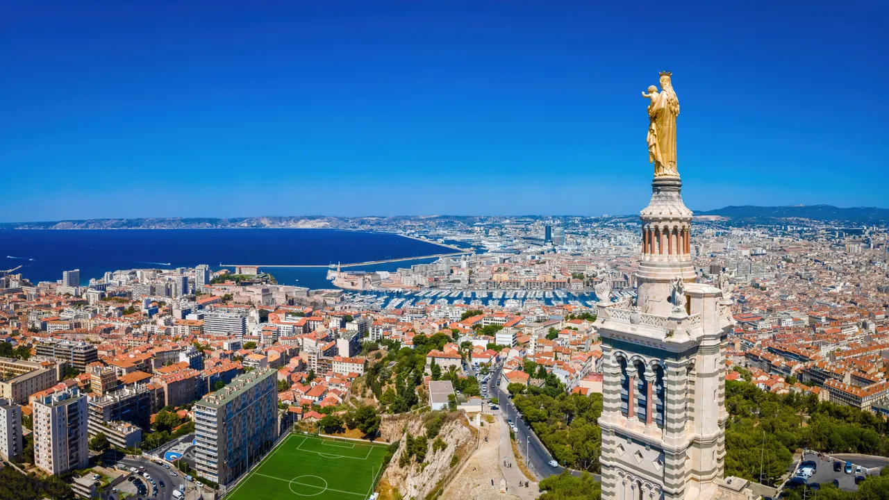 Marseille vue depuis Notre-Dame-de-la-Garde, avec le Vieux-Port, la mer et les toits de la ville