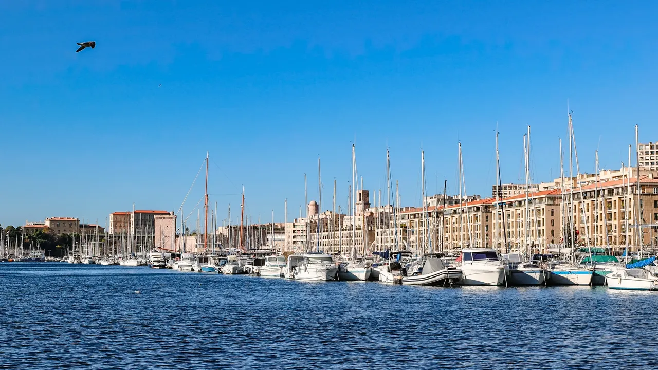 Le Vieux-Port de Marseille, ses voiliers et les immeubles du quai du Port