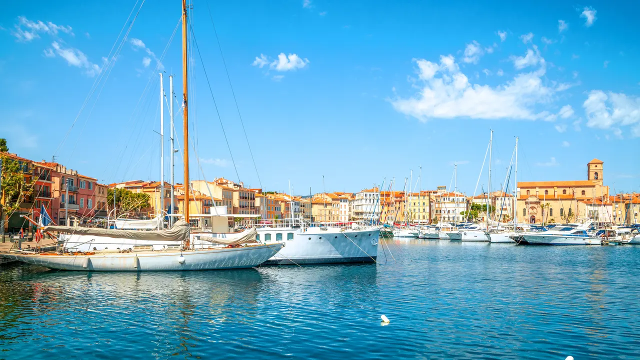 Le port de Sanary-sur-Mer, ses voiliers et ses façades colorées