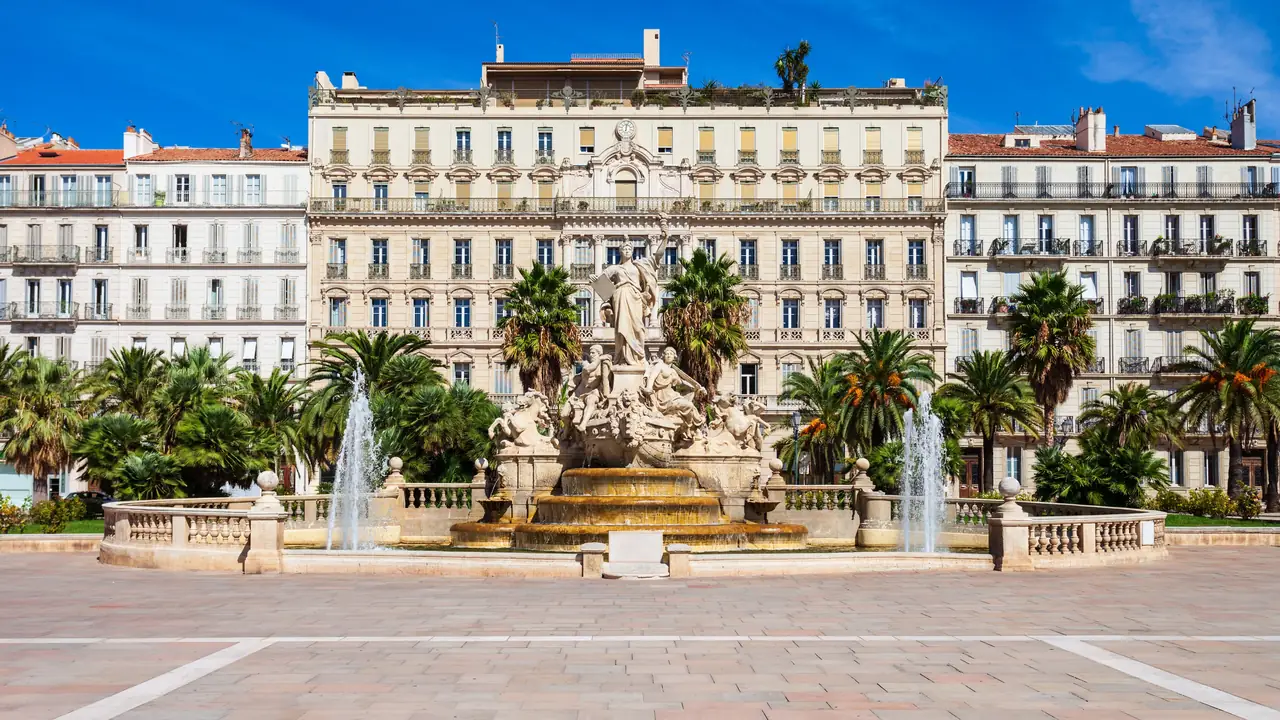 Place de la Liberté à Toulon et sa fontaine de la Fédération, entourées d'immeubles haussmanniens